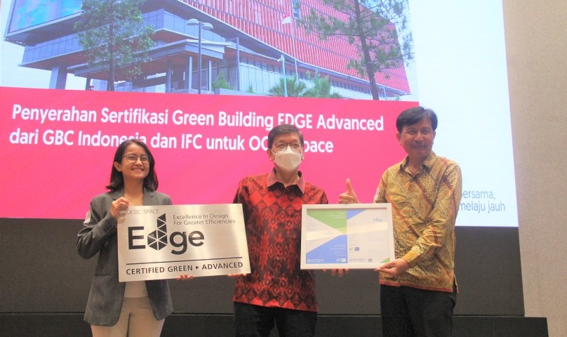 OCBC Space Raih Sertifikasi Green Building EDGE Advanced