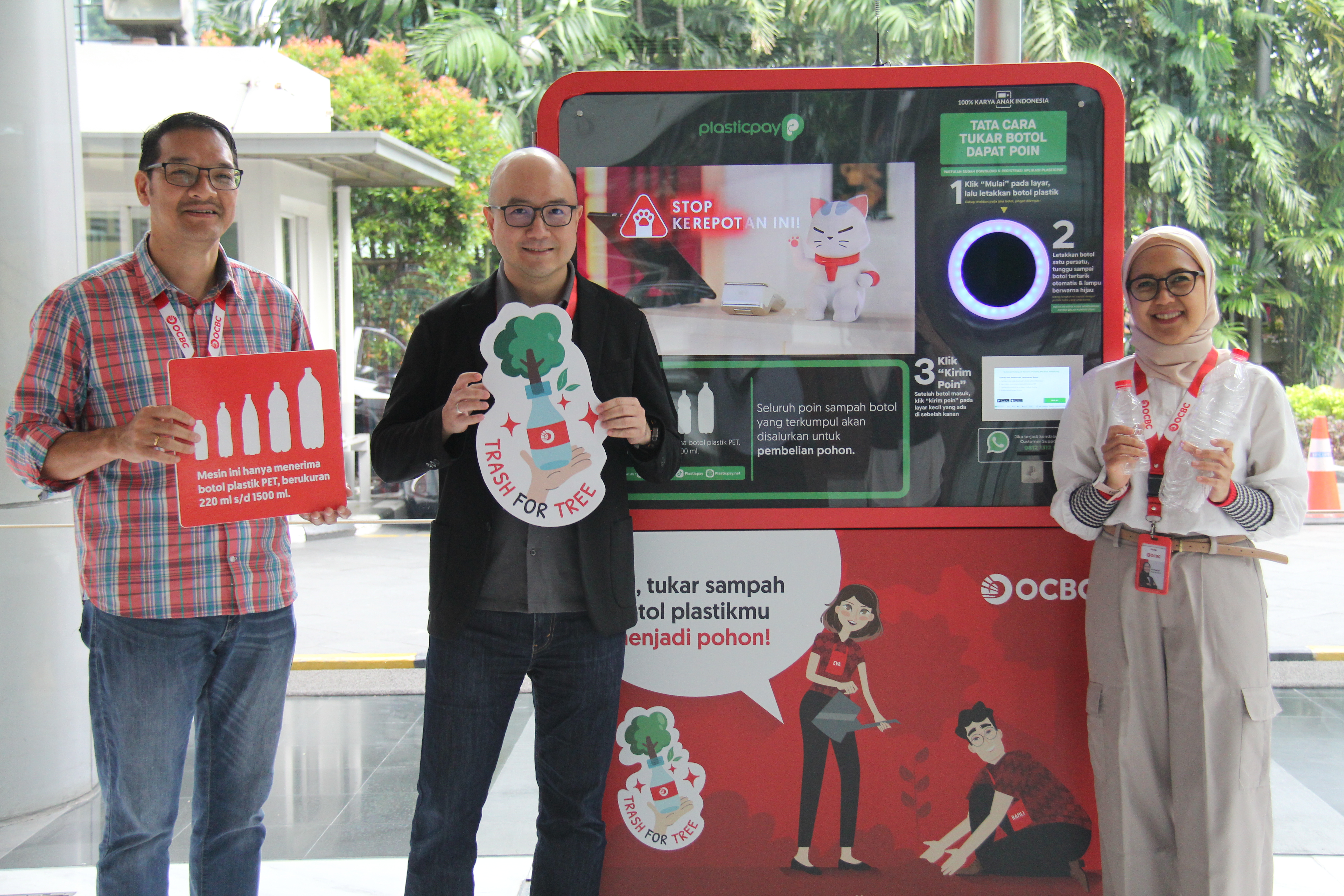 Langkah Hijau bersama OCBC dengan Mengubah Sampah Botol Plastik menjadi Pohon