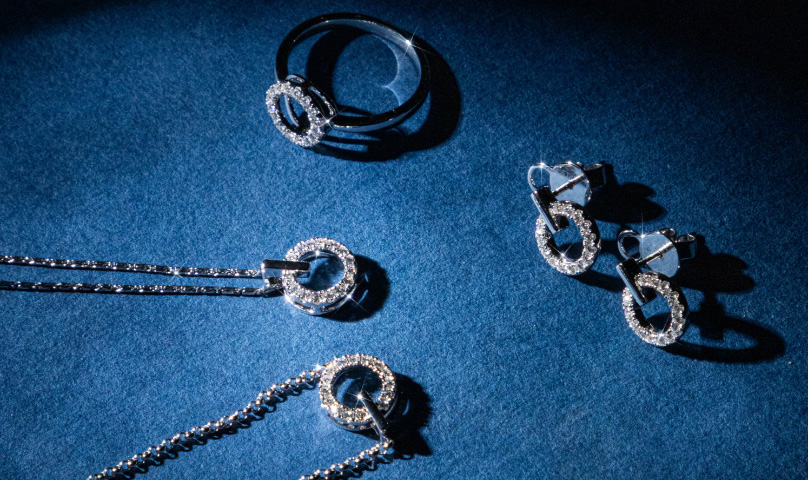 Special Goldmart Roadshow! Save up to 40% | Free Logam Mulia | Extra Cashback up to IDR 1 million | 0% Installments for up to 12 Months - Goldmart